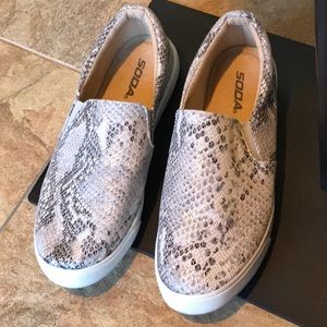 Soda Snakeskin Slip on /Flats, grey /white 8.5 ⭐️